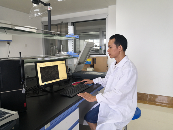 王威豪在试验室进行米质分析检测_副本.jpg