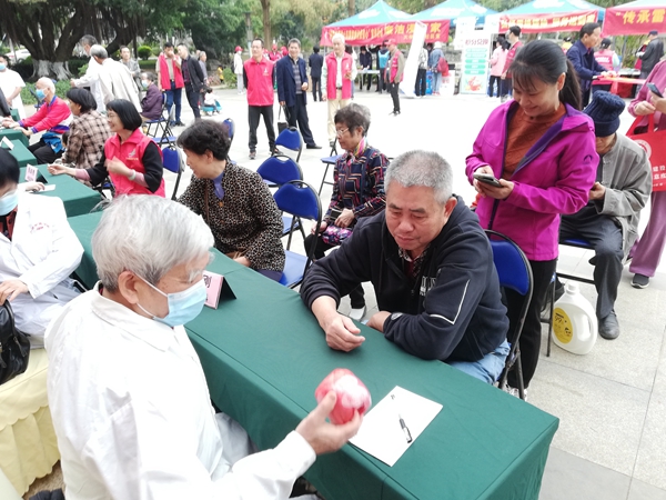 广西老科技工作者协会组织专家到广西农业科学院开展“医疗义诊进社区”服务活动