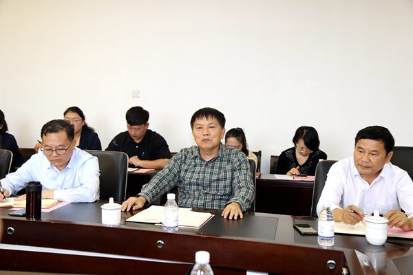 池昭锦书记主持会议_副本.jpg