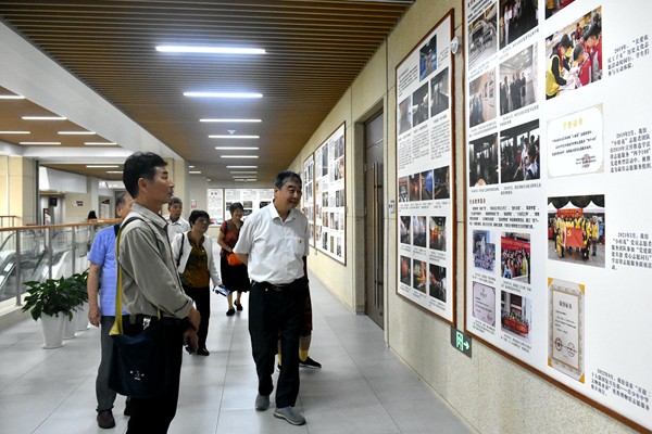老龄党支部党员在广西壮族自治区博物馆参观学习_副本.jpg