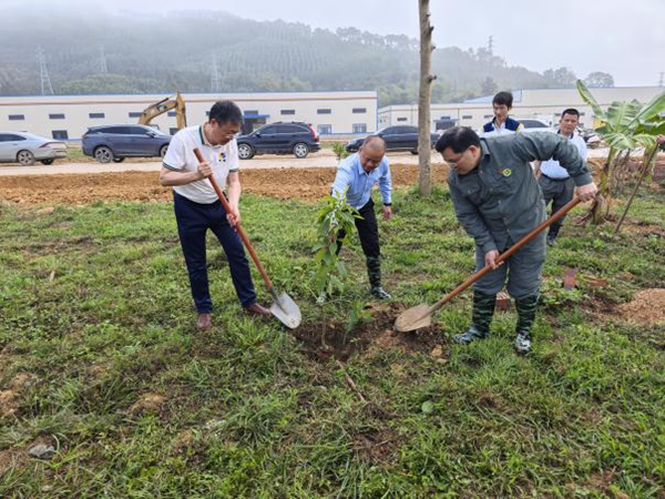 广西南亚所基地管理党支部与广西宇峰食品有限公司党支部联合开展“党建红引领生态绿”主题党日活动