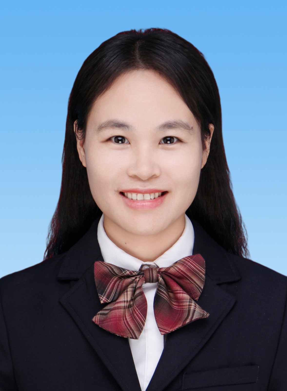 王丽萍证件照-渐变蓝底20241203.jpg