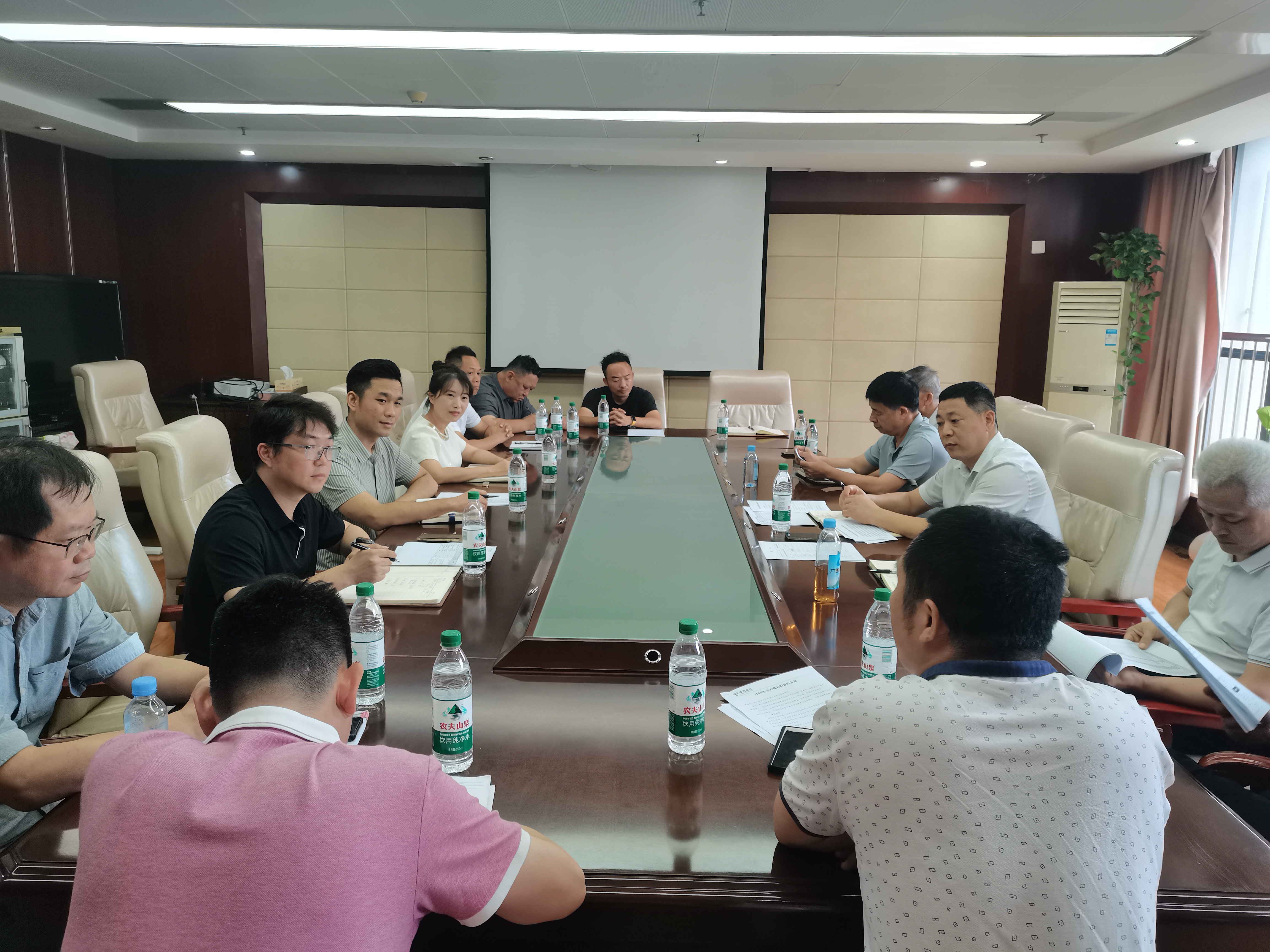 后勤服务中心组织召开专题会议商讨小区监控设备升级改造方案