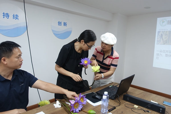 科技特派员现场讲解干花加工鲜花采收要求_副本.jpg