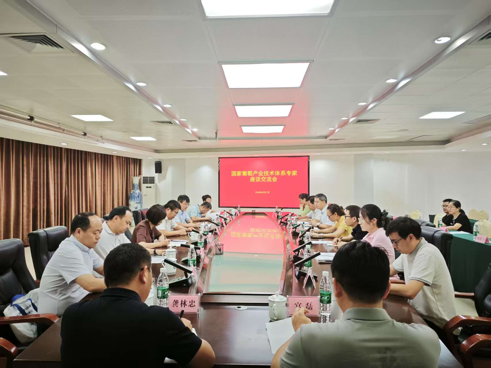 国家葡萄产业技术体系首席科学家王海波研究员带队到广西农业科学院开展热区葡萄产业专题调研交流