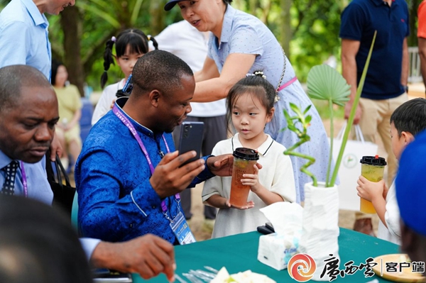 文化节上的国外友人。_副本.jpg