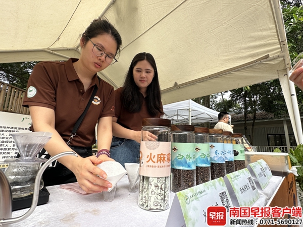 咖啡展位的姑娘们在泡咖啡。_副本.jpg