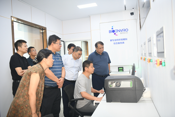 江苏省农业科学院党委副书记黄俊一行到广西农业科学院调研