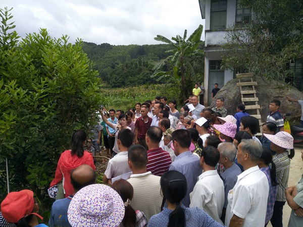 upfile 谭秋锦为农户开展坚果技术培训_副本.jpg