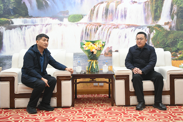 中国热带作物学会常务副理事长、秘书长赵松林一行到广西农业科学院调研