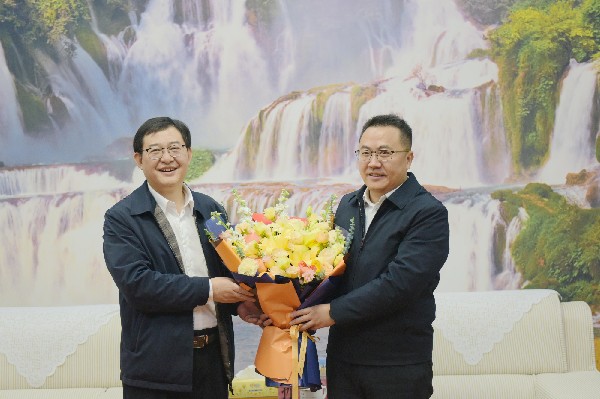 自治区人力资源社会保障厅党组副书记、副厅长袁国华看望慰问广西农业科学院党组书记、院长孙健