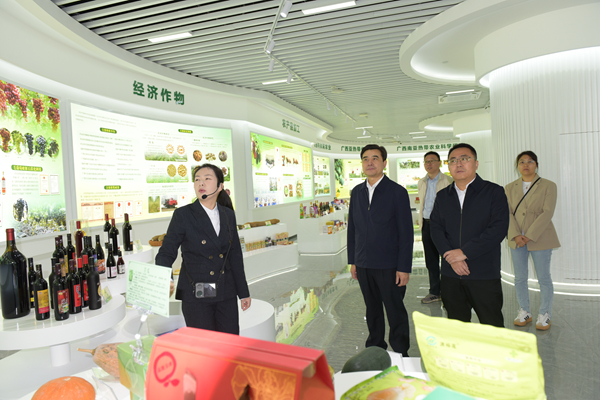 中国工程院院士柏连阳到广西农业科学院调研