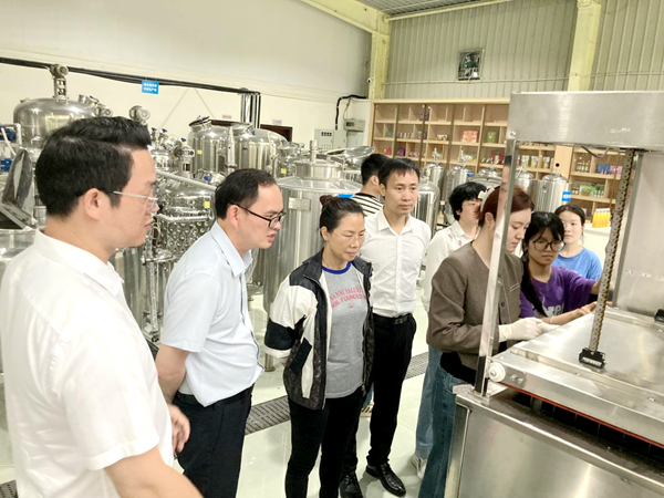 北海玖嘉久、逮虾记食品有限公司一行到加工所开展交流与合作