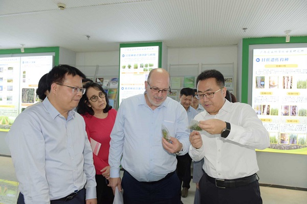 古巴驻华大使白诗德一行到广西农业科学院交流访问