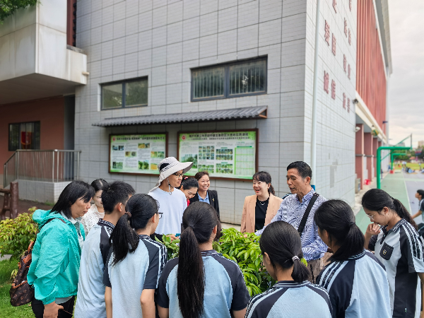 院老科协（关工委）应邀派专家到南宁市三中五象校区校友亭科普园指导荔枝高接换种