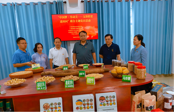 多支部联合开展“中国梦・劳动美——支部联建进田间”主题党日活动