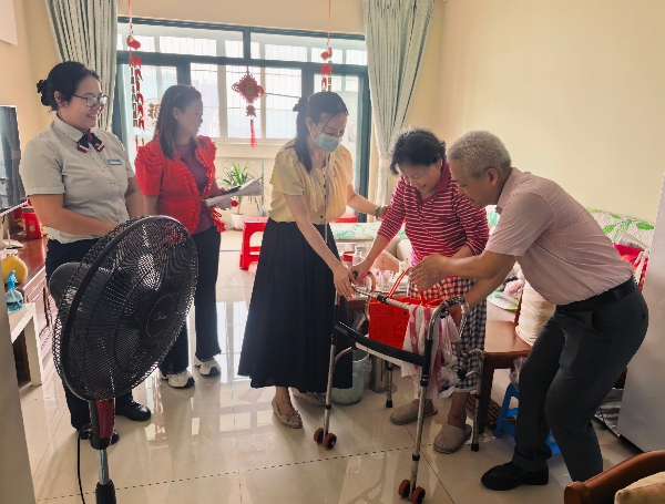 广西农业科学院开展“三方共建”重阳节走访慰问高龄独居老同志活动