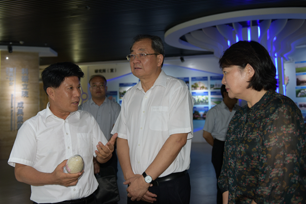 自治区人大常委会副主任、党组书记王跃飞到广西农业科学院调研